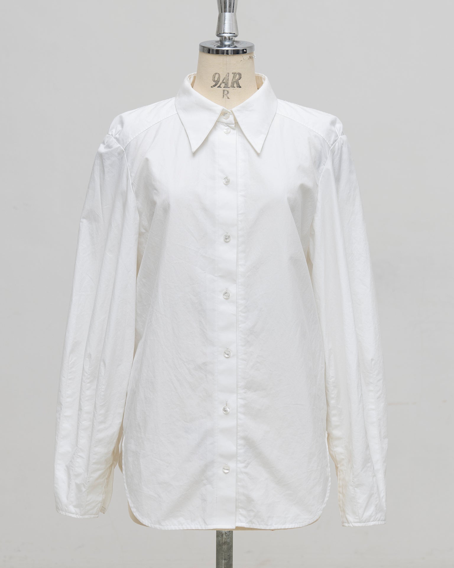 Chemise à épaules carrées